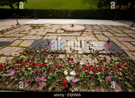 John Kennedy et Jackie oanasis tombe au cimetière national d'Arlington sur week-end du Memorial Day Banque D'Images