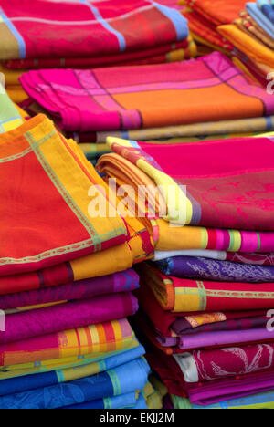 Nappes français sur un marché, empilées provence france europe Banque D'Images
