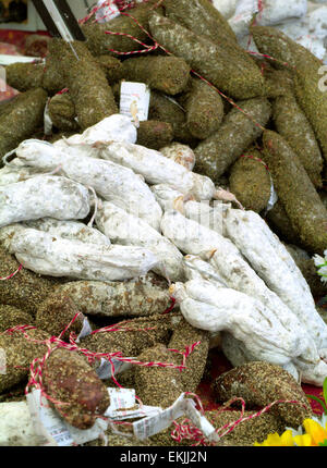 Salami saucisses sur un marché en provence france europe Banque D'Images