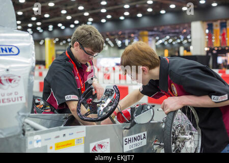 Detroit, Michigan, USA. 09 avr, 2015. Étudiants de l'Université de Detroit Jesuit High School travailler sur une voiture qu'ils ont conçu pour concurrencer dans le Shell Eco-Marathon. Le concours invite les étudiants à construire des véhicules économes en carburant. Crédit : Jim West/Alamy Live News Banque D'Images