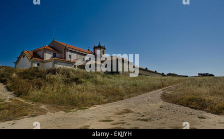 Le cap Espichel vieux temple lieu de culte pour des centaines d'années maintenant en ruines. Vue sur le temple de la mer Banque D'Images