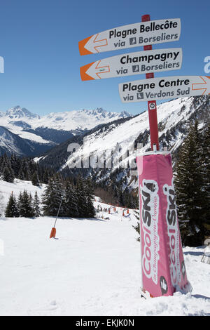 Signposts in ski La Plagne Alpes France Banque D'Images