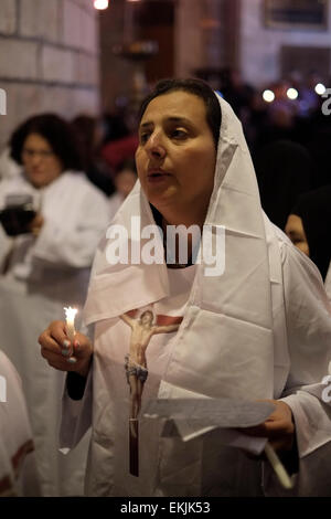 Jérusalem, Israël 10 Avril 2015 : copte orthodoxe arabe dévots de prendre part à une cérémonie au cours de Vendredi Saint à l'intérieur de l'église du Saint-Sépulcre dans la vieille ville de Jérusalem le 10 avril 2015, les chrétiens du monde entier commémorer des événements autour de la crucifixion de Jésus Christ, jusqu'à sa résurrection le jour de Pâques. Credit : Eddie Gerald/Alamy Live News Banque D'Images