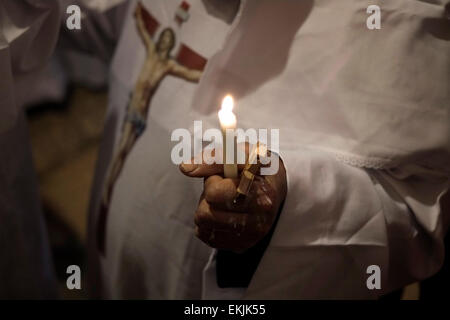 Jérusalem, Israël 10 Avril 2015 : copte orthodoxe arabe dévots de prendre part à une cérémonie au cours de Vendredi Saint à l'intérieur de l'église du Saint-Sépulcre dans la vieille ville de Jérusalem le 10 avril 2015, les chrétiens du monde entier commémorer des événements autour de la crucifixion de Jésus Christ, jusqu'à sa résurrection le jour de Pâques. Credit : Eddie Gerald/Alamy Live News Banque D'Images