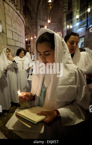 Jérusalem, Israël 10 Avril 2015 : copte orthodoxe arabe dévots de prendre part à une cérémonie au cours de Vendredi Saint à l'intérieur de l'église du Saint-Sépulcre dans la vieille ville de Jérusalem le 10 avril 2015, les chrétiens du monde entier commémorer des événements autour de la crucifixion de Jésus Christ, jusqu'à sa résurrection le jour de Pâques. Credit : Eddie Gerald/Alamy Live News Banque D'Images