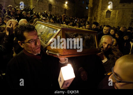 Les membres de la communauté chrétienne orthodoxe arabe entourant le parvis de l'église de Saint Sépulcre orthodoxe au cours d'une reconstitution de la procession funéraire qui a lieu dans la chapelle grecque orthodoxe de St James le Vendredi saint dans le quartier chrétien de la vieille ville de Jérusalem Israël Banque D'Images