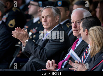 Texas Gov. Greg Abbott applaudit pendant Purple Heart et de la défense de la liberté de la cérémonie de remise des médailles à Fort Hood TX Banque D'Images