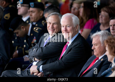 Texas Gov. Greg Abbott, l, le sénateur John Cornyn américain à Purple Heart et de la défense de la liberté de la cérémonie de remise des médailles à Fort Hood TX Banque D'Images