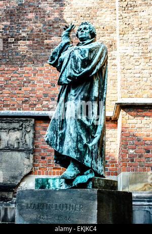 Une grande statue de Martin Luther, réformateur religieux, à Hanovre, en Allemagne à l'extérieur de l'église Marktkirche historique. Banque D'Images