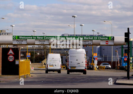 27 mars 2015 - Londres : Blanc cars entrant dans le nouveau Covent Garden Marché de Fruits et légumes dans la région de Nine Elms, Londres Banque D'Images