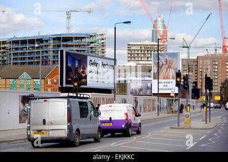 27 mars 2015 - Londres : sur Nine Elms Lane, la publicité routière par Gehry Partners pour les neuf Elms le développement, Londres Banque D'Images
