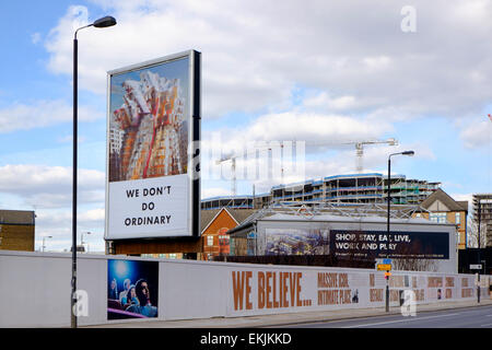 27 mars 2015 - Londres : sur Nine Elms Lane, la publicité routière par Gehry Partners pour les neuf Elms le développement, Londres Banque D'Images