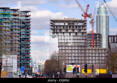 27 mars 2015 - Londres : Voir le long Nine Elms Lane à travers le développement d'Elms neuf de la ville de Londres, le Gherkin building Banque D'Images