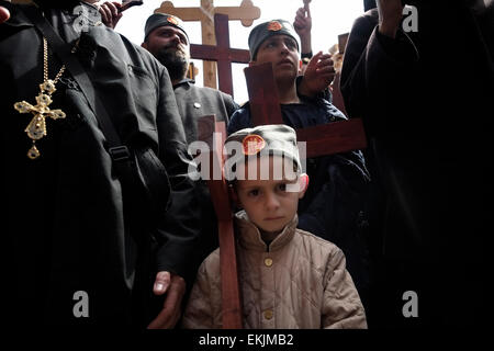 Les chrétiens orthodoxes serbes procéder croix de bois le long de la Via Dolorosa (chemin de la souffrance ) pendant le Vendredi saint procession dans la vieille ville de Jerusale Banque D'Images