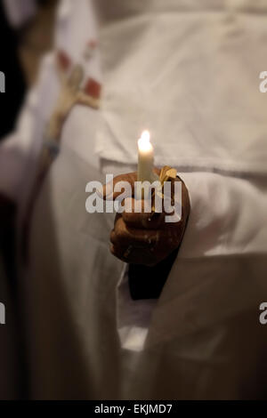 Copte Orthodoxe arabe dévots de prendre part à une cérémonie au cours de Vendredi Saint à l'intérieur de l'église du Saint-Sépulcre dans la vieille ville de Jérusalem Israël Banque D'Images