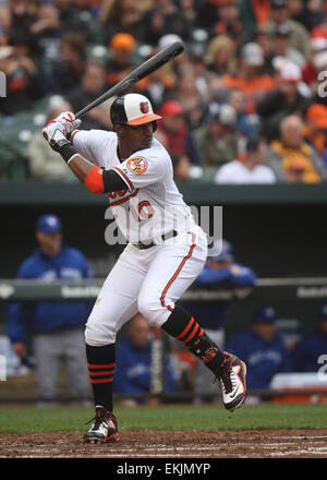 Baltimore, Maryland, USA. 10 avr, 2015. Baltimore Orioles CF Adam Jones (10) à la batte. Blue Jays de Toronto vs Baltimore Orioles à l'Oriole Park at Camden Yards de Baltimore, MD, le 10 avril 2015. Crédit Photo/ Mike Buscher : Cal Sport Media/Alamy Live News Banque D'Images