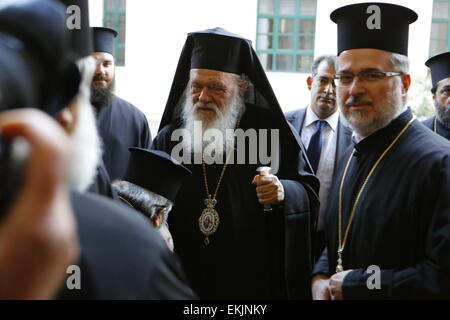 Athènes, Grèce. 10 avril 2015. Ieronymos II (centre), l'archevêque d'Athènes et de toute la Grèce et primat de l'Eglise orthodoxe de Grèce, arrive à l'église Agios Dionysios Areopagitis en avant de la procession du Vendredi Saint. Des milliers de personnes étaient alignés sur la rue pour cette année, le Vendredi Saint Epitaphios de procession dans Athènes à partir de l'église Agios Dionysios Areopagitis à la place Syntagma. La procession a été dirigé par Ieronymos II, l'archevêque d'Athènes et de toute la Grèce et primat de l'Eglise orthodoxe de Grèce. Banque D'Images