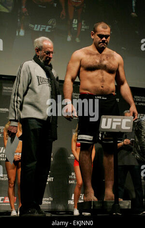 Cracovie, Pologne. 10 avril, 2015. Gabriel Gonzaga pèse 232 livres avant leur lutte avec Mirko Cro Cop en avant de l'UFC Fight Night : 1568 VS. CRO COP 2 de l'Arène TAURON pèse avant leur lutte avec l'avant de l'UFC Fight Night : 1568 VS. CRO COP 2 à TAURON Arena Crédit : Dan Cooke/Alamy Live News Banque D'Images