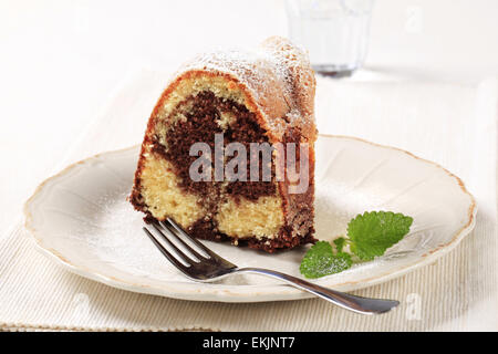 Tranche de gâteau marbré saupoudrée de sucre glace Banque D'Images