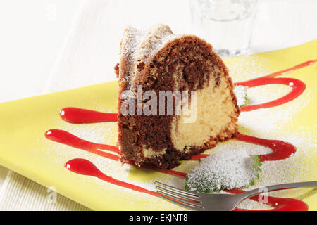 Tranche de gâteau marbré saupoudrée de sucre glace Banque D'Images