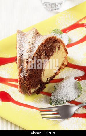 Tranche de gâteau marbré saupoudrée de sucre glace Banque D'Images