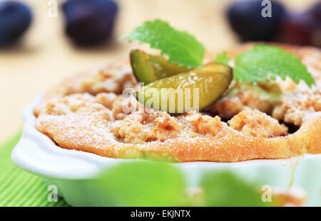 Crumble de prunes gâteau dans un plat de cuisson ovale Banque D'Images