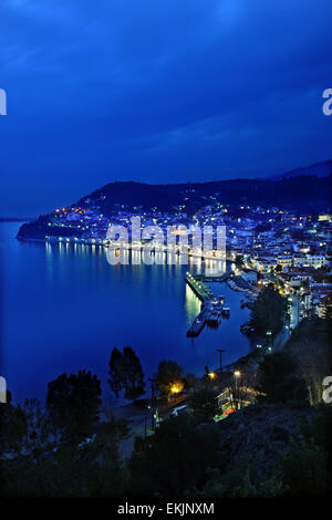 Nuit tomber à Limni, l'une des plus belles villes d'Evia (Eubée) island, Grèce Banque D'Images