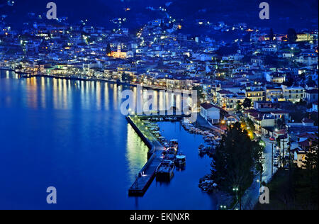 Nuit tomber à Limni, l'une des plus belles villes d'Evia (Eubée) island, Grèce Banque D'Images