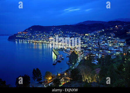 Nuit tomber à Limni, l'une des plus belles villes d'Evia (Eubée) island, Grèce Banque D'Images