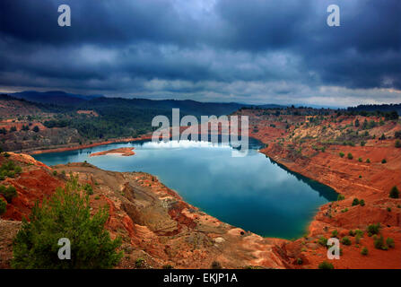 Plus d'un lac créé dans les anciennes mines de Kakavos, North Evia (Eubée'), l'île de Grèce. Banque D'Images