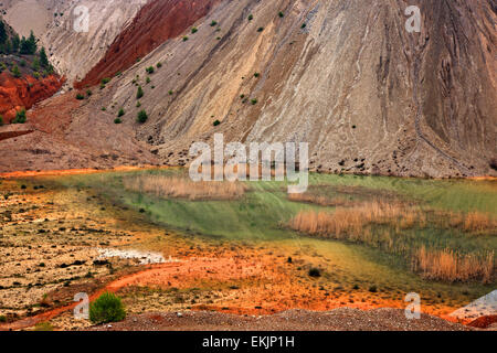 Plus d'un lac créé dans les anciennes mines de Kakavos, North Evia (Eubée'), l'île de Grèce. Banque D'Images