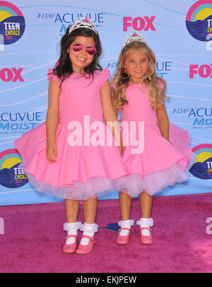 LOS ANGELES, CA - le 23 juillet 2012 : Sophia Grace Brownlee & Rosie McClelland en 2012 Teen Choice Awards au Gibson Amphitheatre, Universal City. Banque D'Images