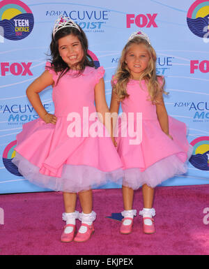 LOS ANGELES, CA - le 23 juillet 2012 : Sophia Grace Brownlee & Rosie McClelland en 2012 Teen Choice Awards au Gibson Amphitheatre, Universal City. Banque D'Images