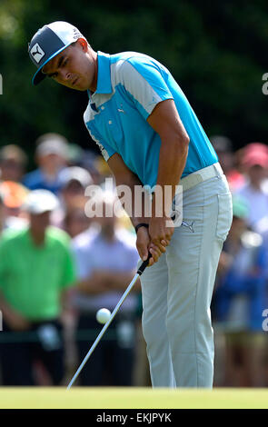 Augusta, Géorgie, USA. 10 avr, 2015. Rickie Fowler plaquettes sa balle sur la première greenat Augusta National Golf Club au cours de l'action dans le deuxième cycle Masters le Vendredi, Avril 10, 2015 à Augusta (Géorgie) : Action de Crédit Plus Sport/Alamy Live News Banque D'Images