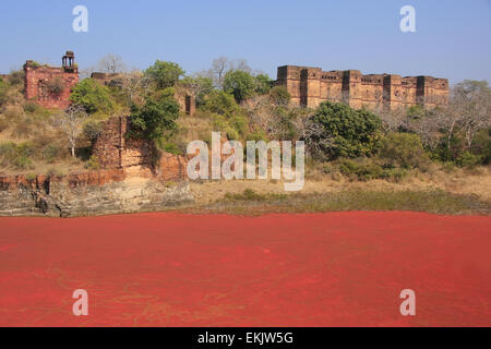 Fort de Ranthambore et Red Lake, Rajasthan, Inde Banque D'Images