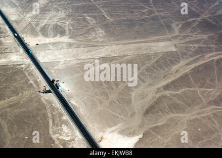 Désert, l'autoroute, et point de Nazca, au Pérou avec les mains et l'arbre de la Lignes de Nazca visible en bas à gauche Banque D'Images