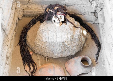 Momie de la culture avec des dreadlocks Chauchilla près de Nazca, Pérou Banque D'Images