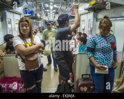 Bangkok, Bangkok, Thaïlande. Apr 11, 2015. Les gens se tiennent sur un train en direction de 3e classe bondée de Aranyaprathet, sur la frontière avec le Cambodge. Plus de 130 000 passagers acheminées via la gare principale de Bangkok vendredi en avant de Songkran, le nouvel an traditionnel. Songkran sera célébrée du 13 au 15 avril mais les gens commencer à diffuser en continu hors de Bangkok le 10 avril pour retourner dans leurs provinces d'origine. Crédit : Jack Kurtz/ZUMA/Alamy Fil Live News Banque D'Images