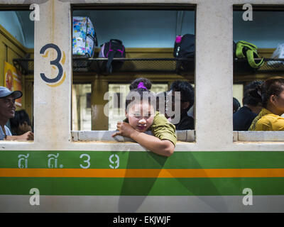 Bangkok, Bangkok, Thaïlande. Apr 11, 2015. Une femme regarde par la fenêtre d'un wagon de train 3e classe à la gare de Hua Lamphong à Bangkok. Plus de 130 000 passagers acheminées via la gare principale de Bangkok vendredi en avant de Songkran, le nouvel an traditionnel. Songkran sera célébrée du 13 au 15 avril mais les gens commencer à diffuser en continu hors de Bangkok le 10 avril pour retourner dans leurs provinces d'origine. Crédit : Jack Kurtz/ZUMA/Alamy Fil Live News Banque D'Images