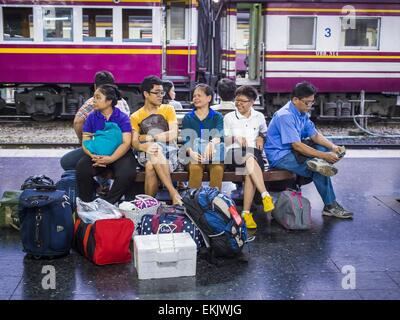 Bangkok, Bangkok, Thaïlande. Apr 11, 2015. Les gens attendent à bord d'un train à la gare de Hua Lamphong à Bangkok. Plus de 130 000 passagers acheminées via la gare principale de Bangkok vendredi en avant de Songkran, le nouvel an traditionnel. Songkran sera célébrée du 13 au 15 avril mais les gens commencer à diffuser en continu hors de Bangkok le 10 avril pour retourner dans leurs provinces d'origine. Crédit : Jack Kurtz/ZUMA/Alamy Fil Live News Banque D'Images