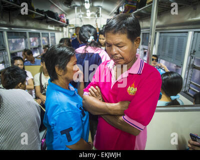 Bangkok, Bangkok, Thaïlande. Apr 11, 2015. Les gens se tiennent sur un train en direction de 3e classe bondée de Aranyaprathet, sur la frontière avec le Cambodge. Plus de 130 000 passagers acheminées via la gare principale de Bangkok vendredi en avant de Songkran, le nouvel an traditionnel. Songkran sera célébrée du 13 au 15 avril mais les gens commencer à diffuser en continu hors de Bangkok le 10 avril pour retourner dans leurs provinces d'origine. Crédit : Jack Kurtz/ZUMA/Alamy Fil Live News Banque D'Images