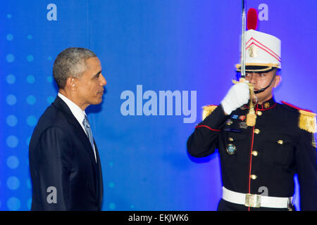 La ville de Panama, Panama. 10 avr, 2015. Le président américain Barack Obama (L) arrive pour la cérémonie d'ouverture du 7e Sommet des Amériques, à Panama City, au Panama, le 10 avril 2015. Credit : Xu Zijian/Xinhua/Alamy Live News Banque D'Images