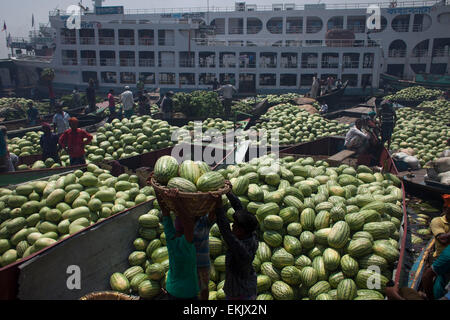 Dhaka, Bangladesh. 10 avr, 2015. Les travailleurs bangladais de pastèque décharge bateaux à Sadarghat à Dhaka. Les experts ont dit que la bonne qualité des pastèques ont été une récolte exceptionnelle cette année en raison de conditions météorologiques favorables et l'amélioration de l'agriculture. Zakir Hossain Chowdhury Crédit : zakir/Alamy Live News Banque D'Images