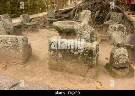 Chaises en pierre Ambarita, île Samosir, Sumatra, Indonésie, Asie du sud-est Banque D'Images