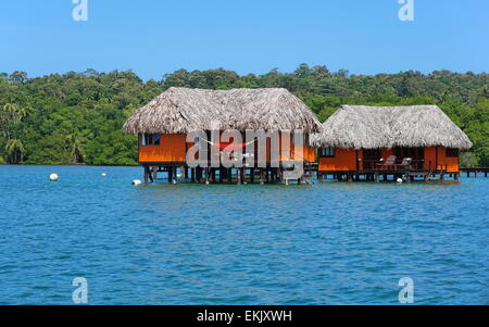 Bungalow sur pilotis au toit de chaume, la mer des Caraïbes, Bocas del Toro, PANAMA Banque D'Images