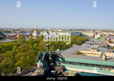 La vue depuis les hauteurs sur la colonnade de la cathédrale Saint-Isaac de Saint-Pétersbourg. La Russie. Banque D'Images