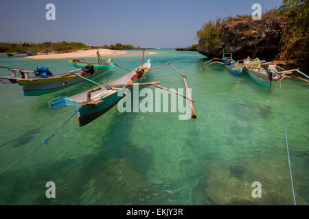 Bateaux de pêche en eau de mer sur un paysage marin de style lagon dans la plage de pêche de Pero à Pero Batang village, Kodi, sud-ouest de Sumba, Indonésie. Banque D'Images