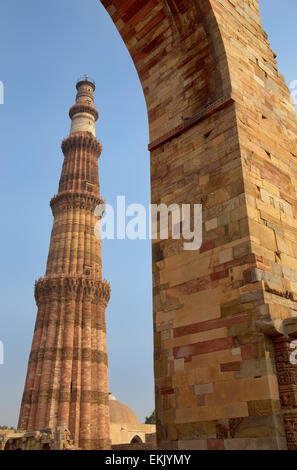 Qûtb Minâr tower vu par arch, complexe Qûtb Minâr, Delhi, Inde Banque D'Images