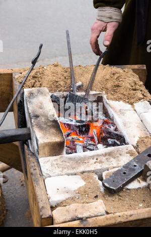 Vieux village blacksmith forge avec des charbons ardents Banque D'Images