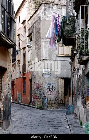 Les rues d'Ercolano, Naples, Italie montrant de mauvaises conditions de vie et de graffitis Banque D'Images